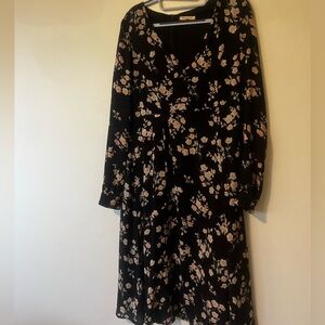 Fully lined dress with floral pattern. Slight pilling beside buttons.